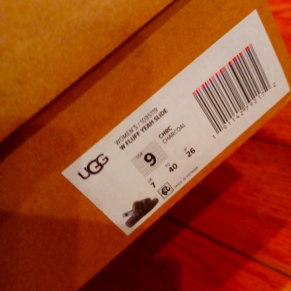 UGG - Picture 6 of 6